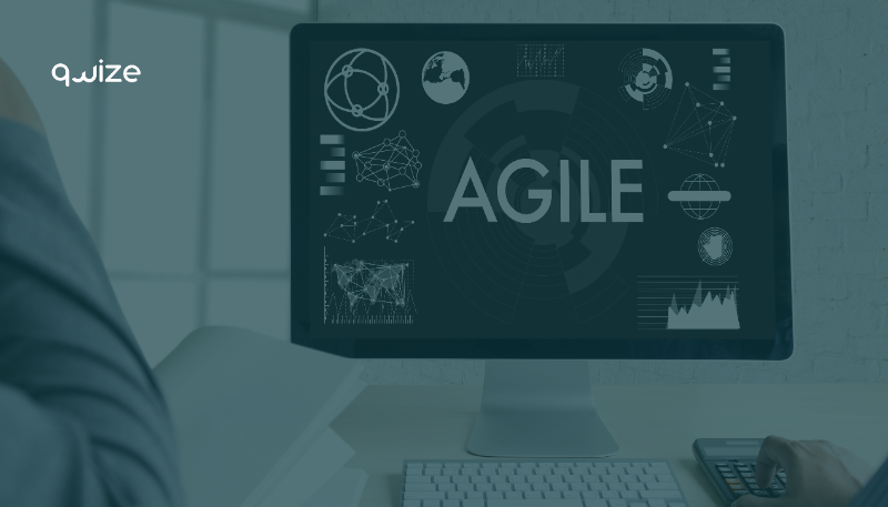 Ilustração digital de uma equipe trabalhando com metodologias ágeis para acelerar o desenvolvimento de software, incluindo Kanban e ícones de agilidade.